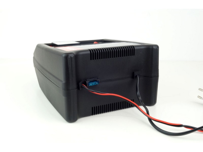 AMiO Prostownik ze wskazówką (bezp.) 12A, 12V SBC-12A